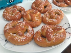 pretzels alemanes brezels terminados con sal